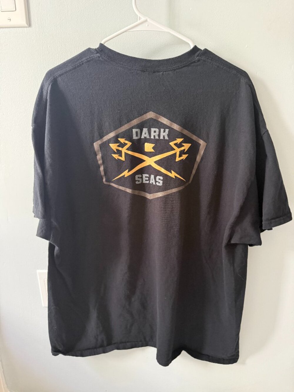 DARK SEAS Mens BLACK Graphic T short sleeve XXL 2XL Fishing Sea NICE